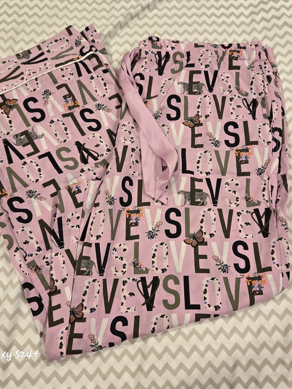 Victoria's Secret Women's Pink 'LOVE' Print Pajama Pants